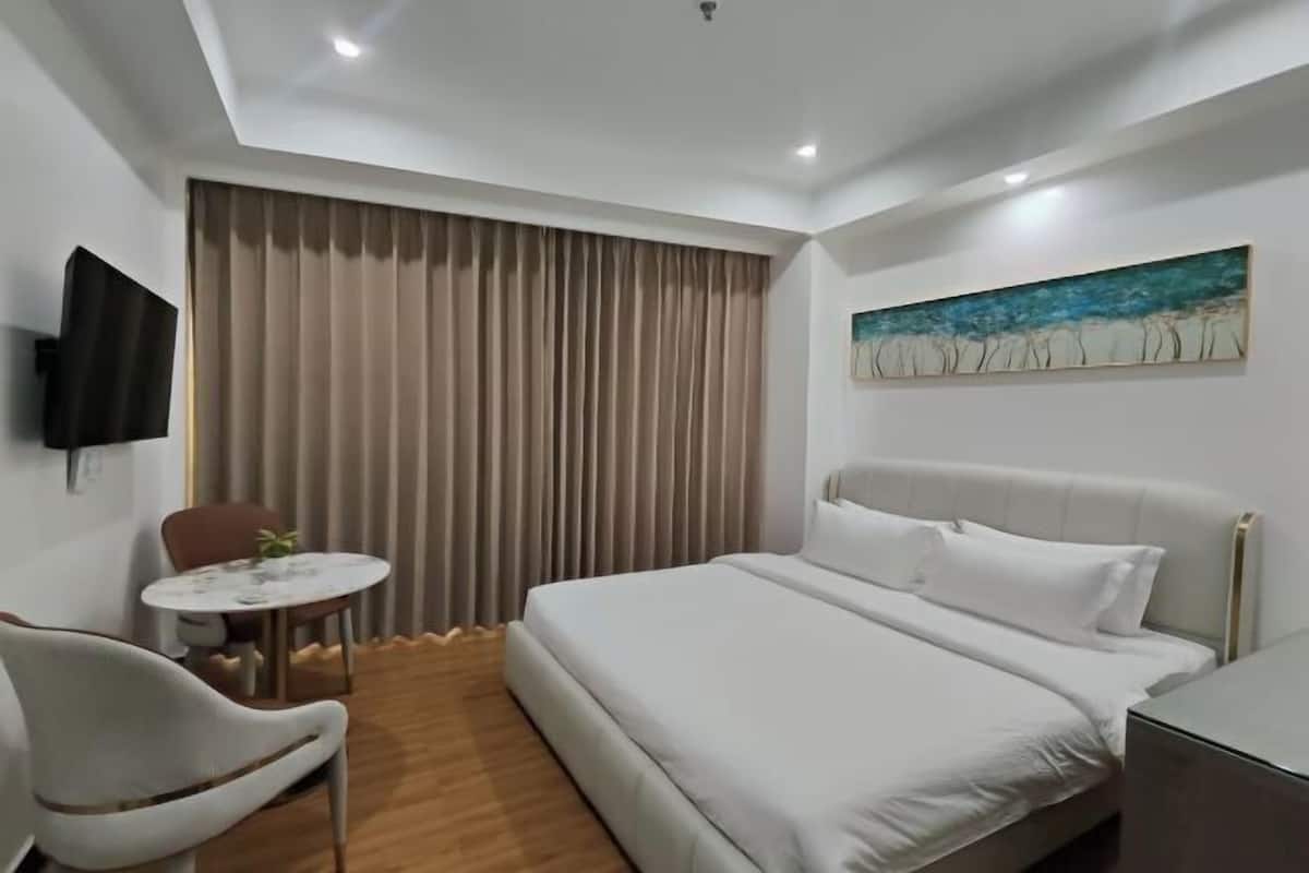 Escritorio, tabla de planchar con plancha, wifi gratis y ropa de cama