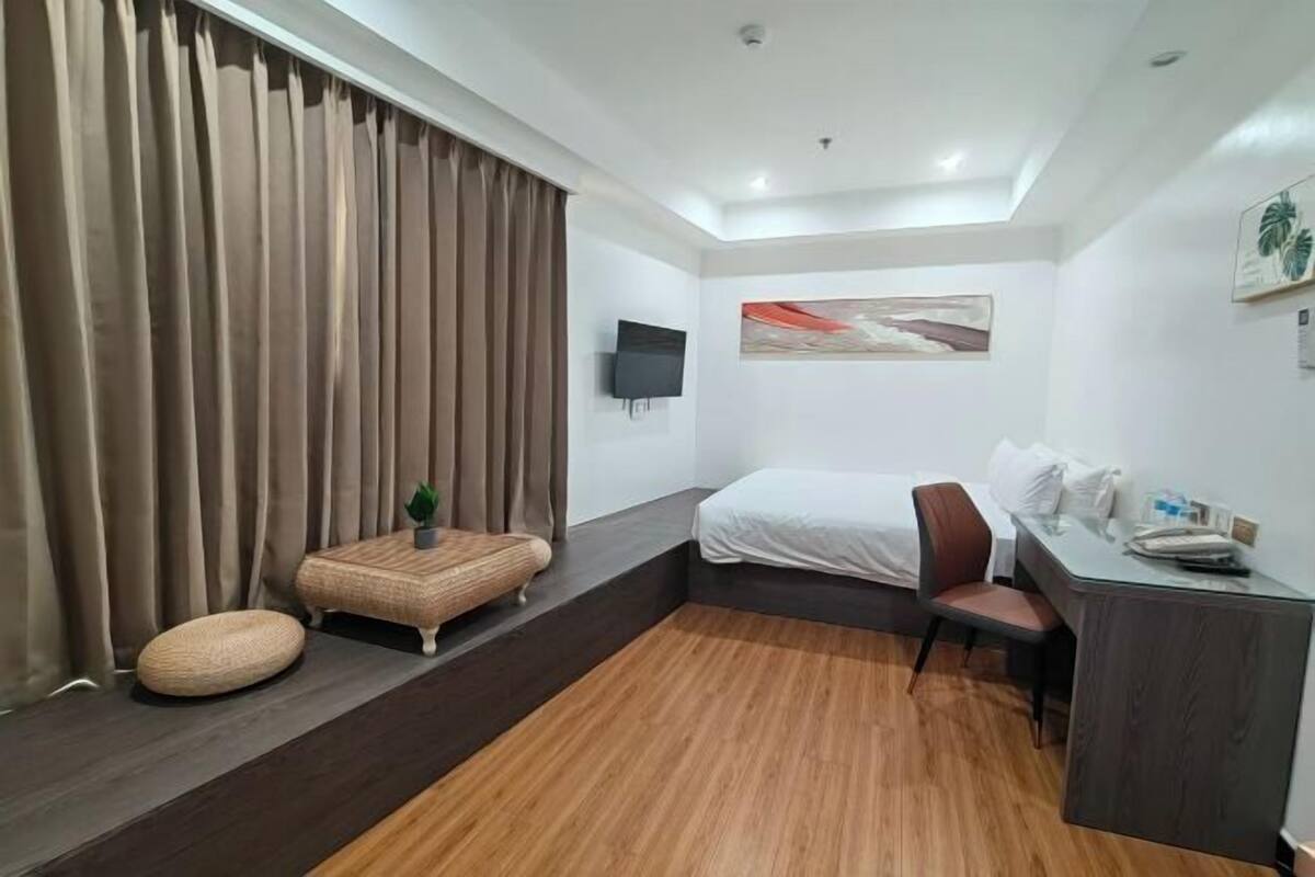 1 habitación, escritorio, tabla de planchar con plancha y wifi gratis