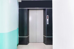 Elevator - Lucky Hotel Binondo (Manila)