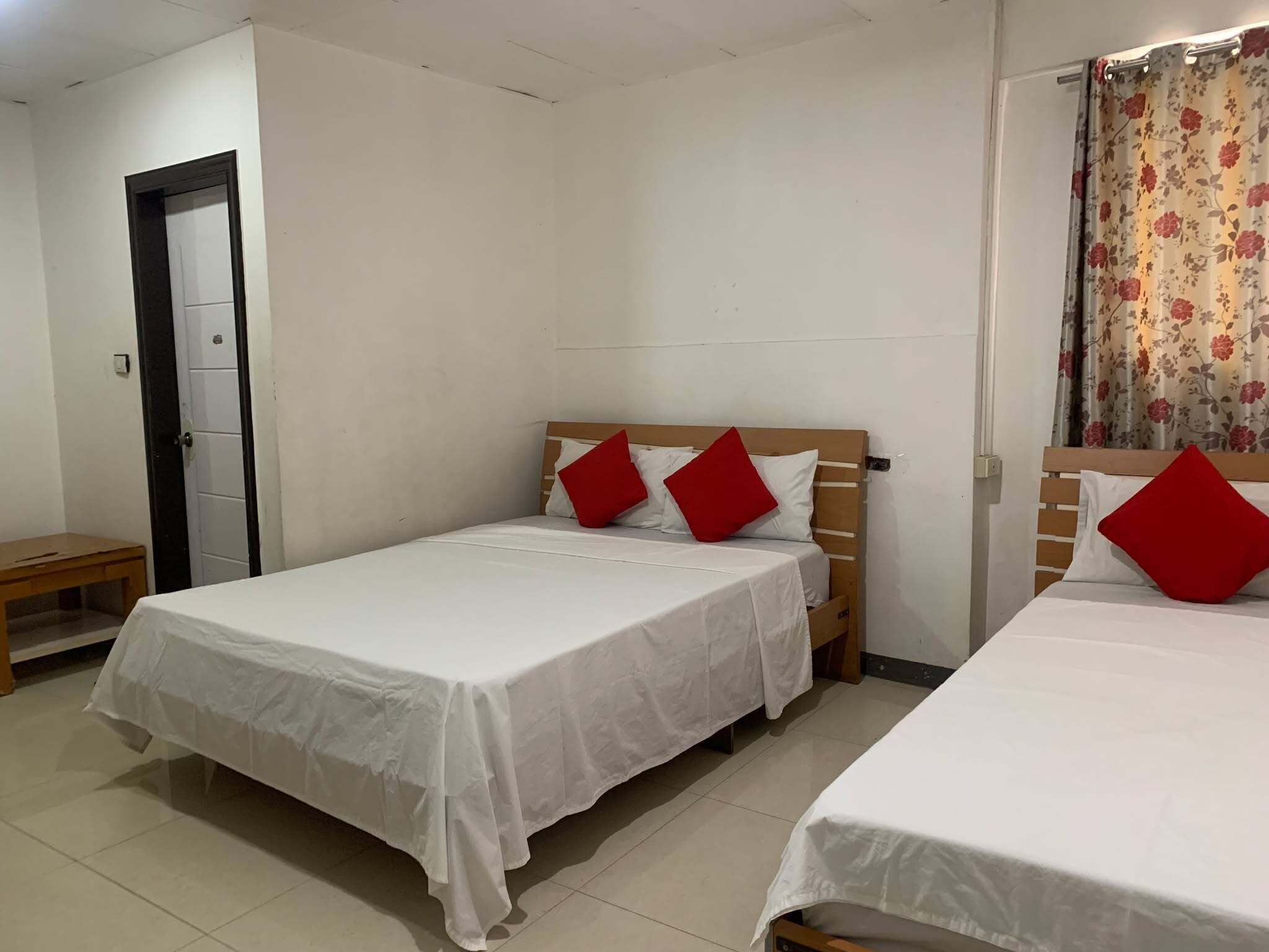 Family Room | Desk, free WiFi, bed sheets, wheelchair access