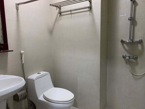 Hausschuhe, Handtücher, Seife, Shampoo