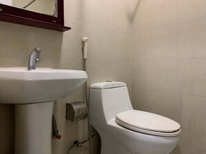 Family Room | Bathroom | Slippers, towels, soap, shampoo - Lucky Hotel Binondo (Manila)