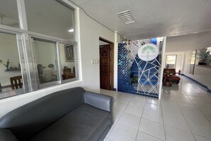 Frukost med lokala rätter varje dag mot avgift