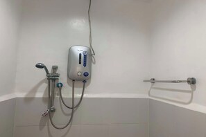 Standardzimmer | Badezimmer | Dusche, kostenlose Toilettenartikel, Handtücher, Seife