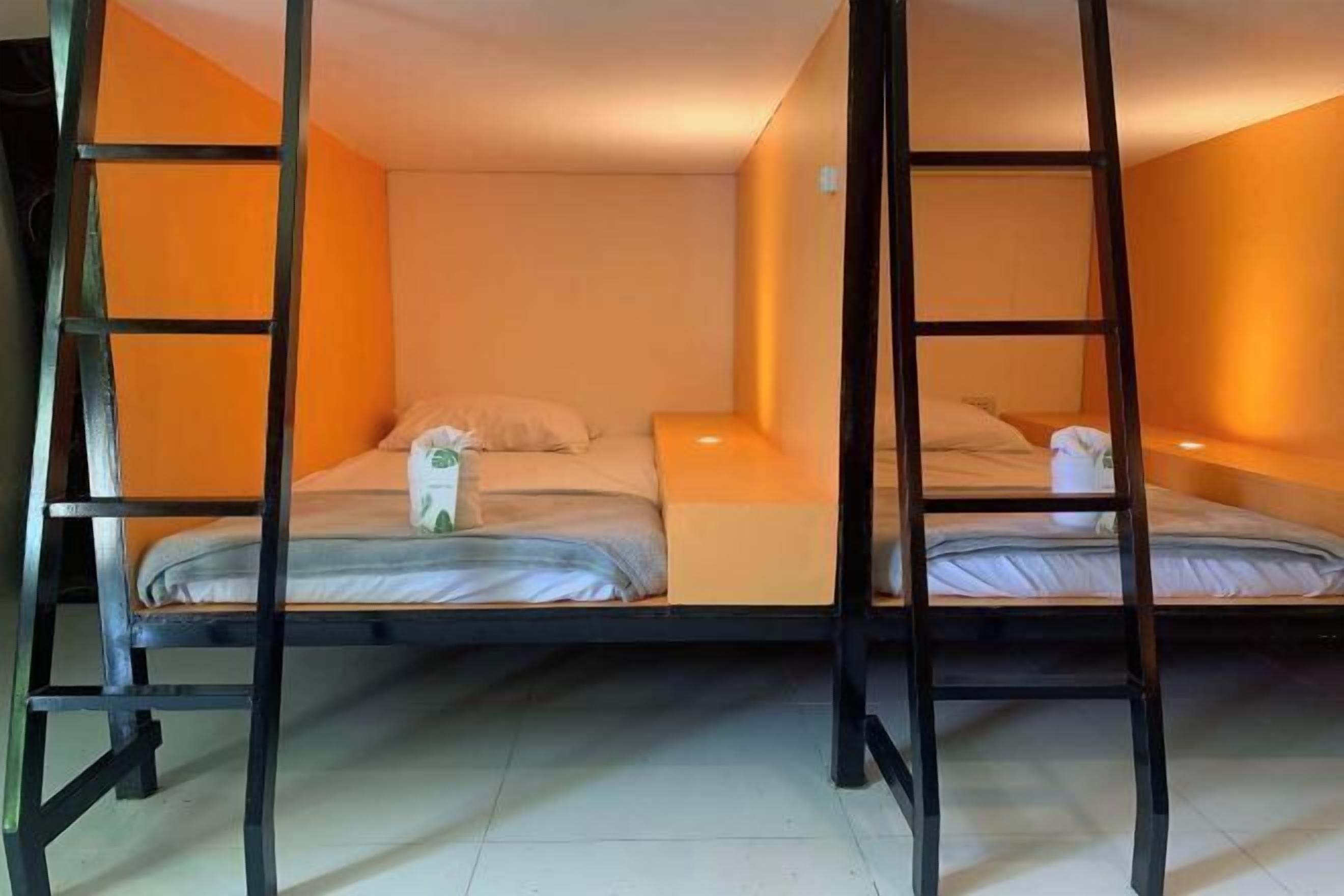 Een bureau, een strijkplank/strijkijzer, gratis wifi, beddengoed