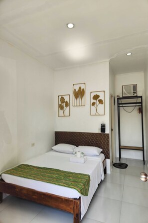 Escriptori, planxa i posts de planxar, wifi gratuïta i roba de llit