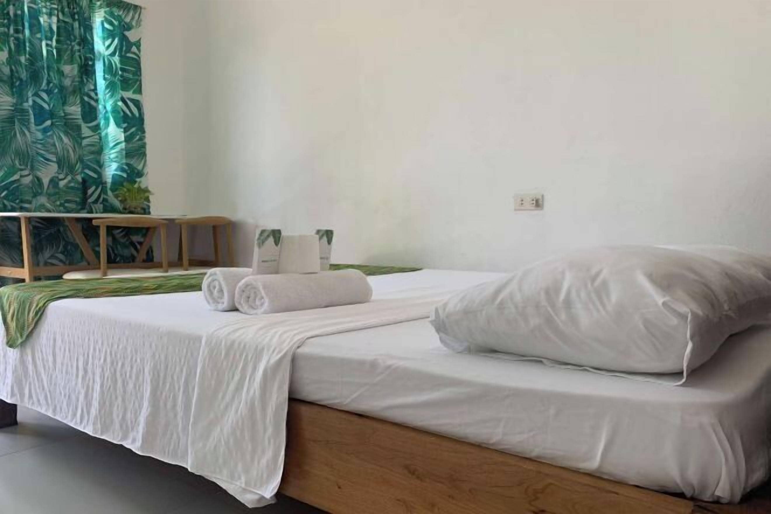 Een bureau, een strijkplank/strijkijzer, gratis wifi, beddengoed