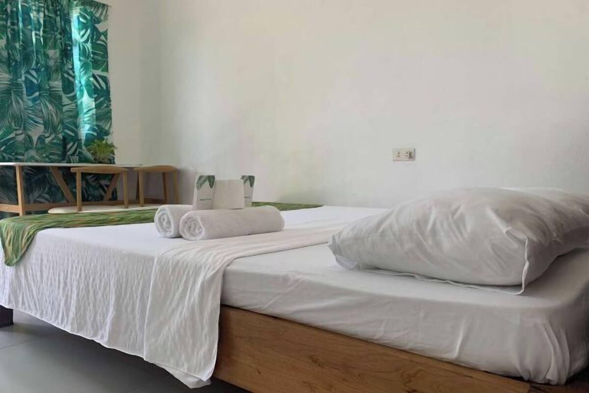 Een bureau, een strijkplank/strijkijzer, gratis wifi, beddengoed