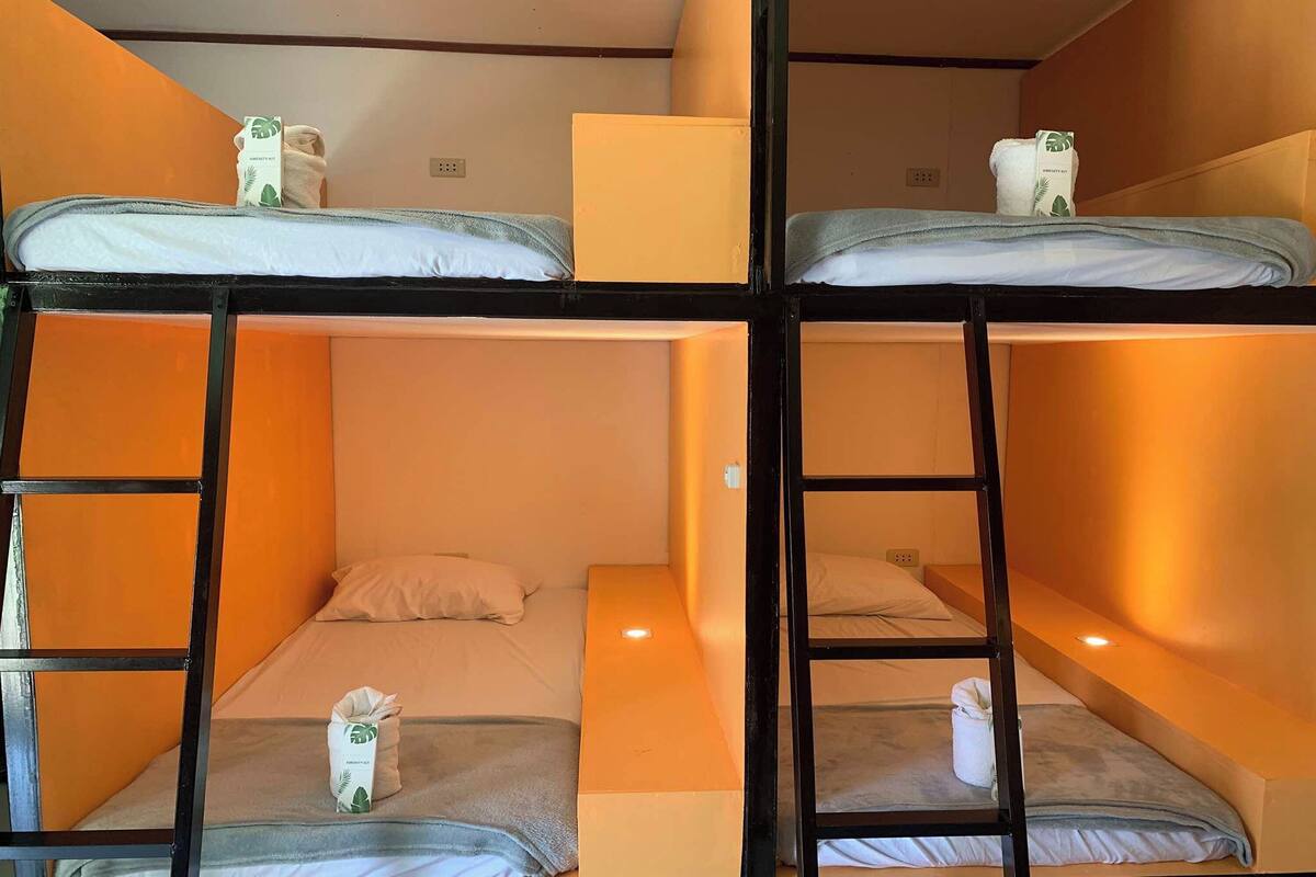 Een bureau, een strijkplank/strijkijzer, gratis wifi, beddengoed
