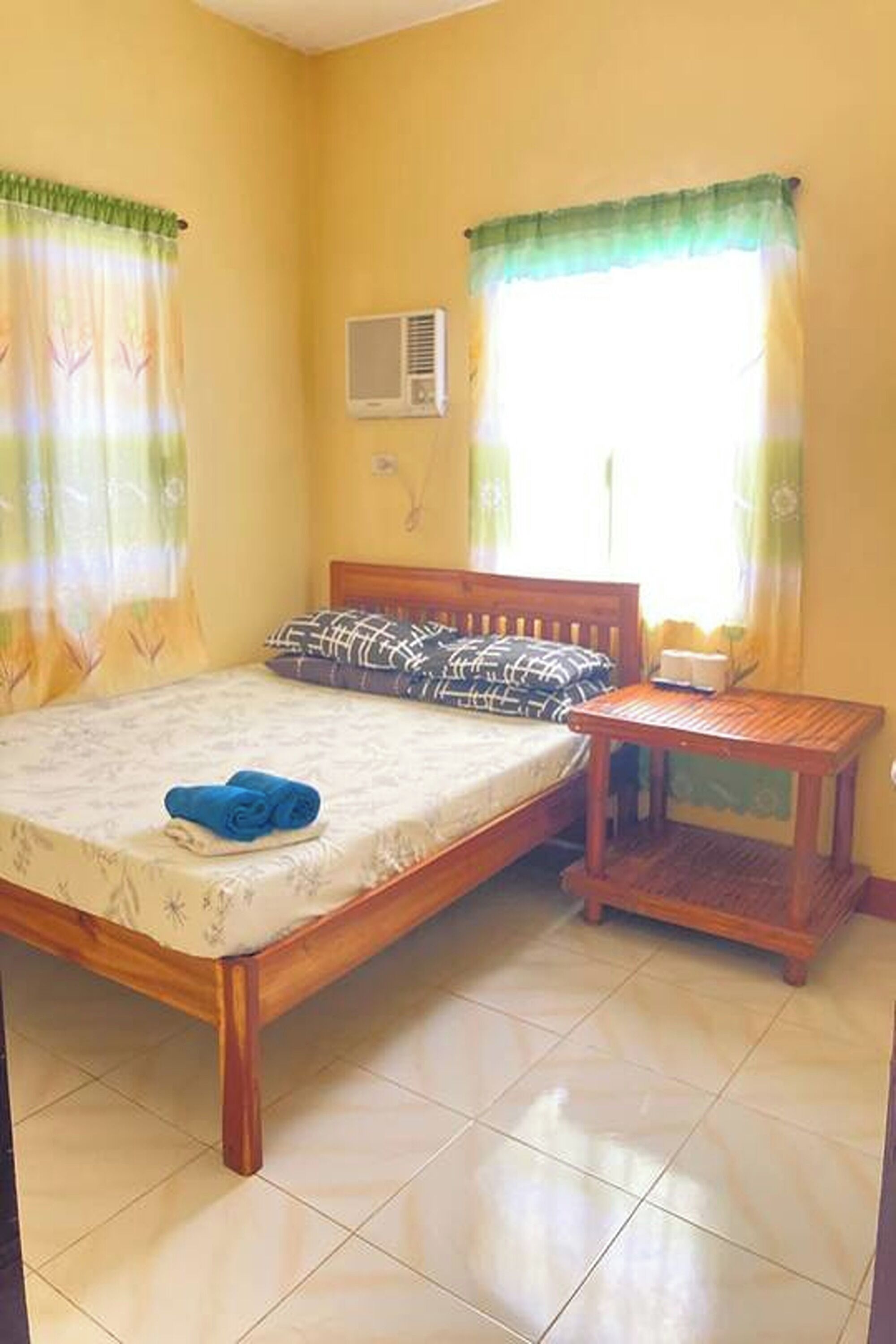 Habitación estándar con 1 cama doble o 2 individuales | Escritorio, tabla de planchar con plancha, wifi gratis y ropa de cama