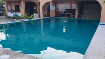 Kolam renang terbuka