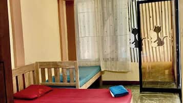 Dormitorio compartido estándar, dormitorio mixto | Escritorio, tabla de planchar con plancha, wifi gratis y ropa de cama