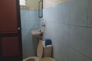 Bathroom - Larosa Hostel Bed And Breakfast (Puerto Princesa)