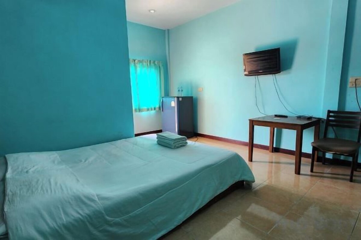 Escritorio, cortinas opacas, wifi gratis y ropa de cama