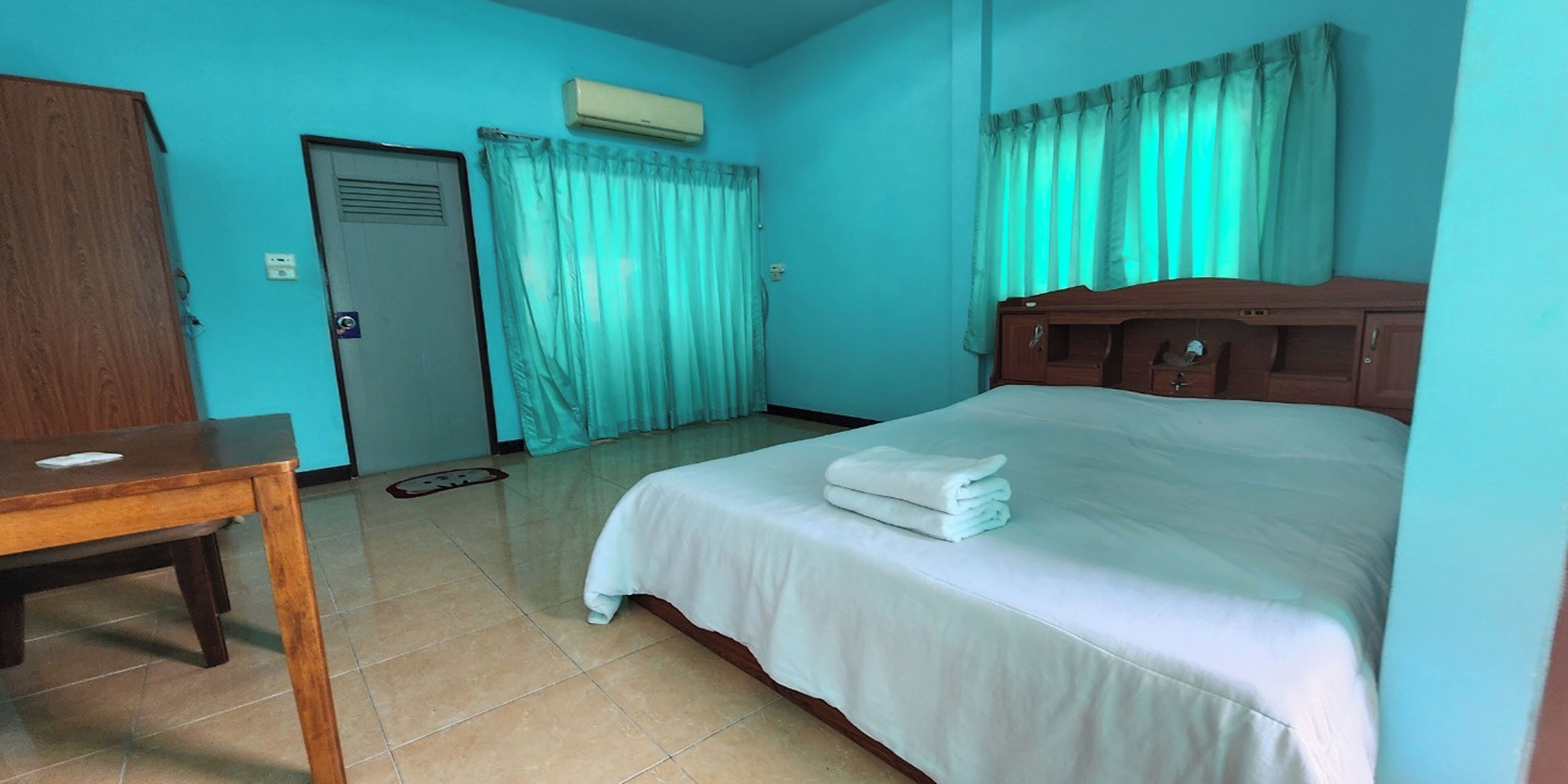 Escritorio, cortinas opacas, wifi gratis y ropa de cama