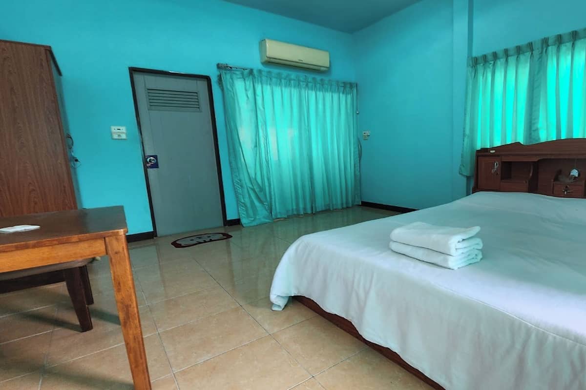 Desk, blackout curtains, free WiFi, bed sheets