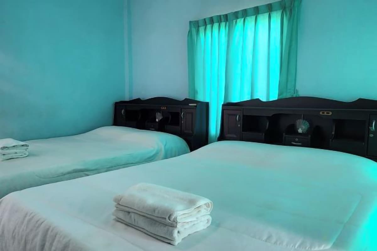 Escritorio, cortinas opacas, wifi gratis y ropa de cama