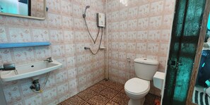 Chambre Familiale | Salle de bain | Douche, articles de toilette gratuits, serviettes fournies, savon