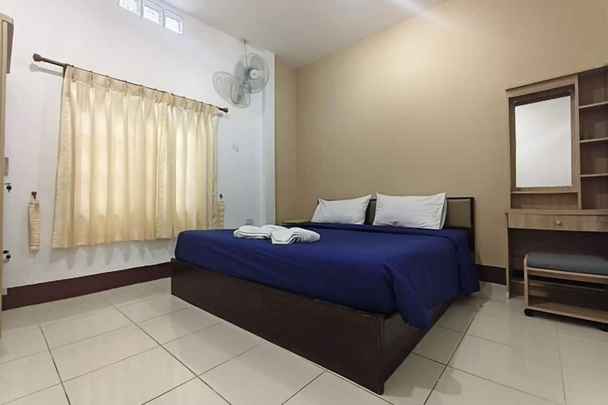 Desk, free WiFi, bed sheets
