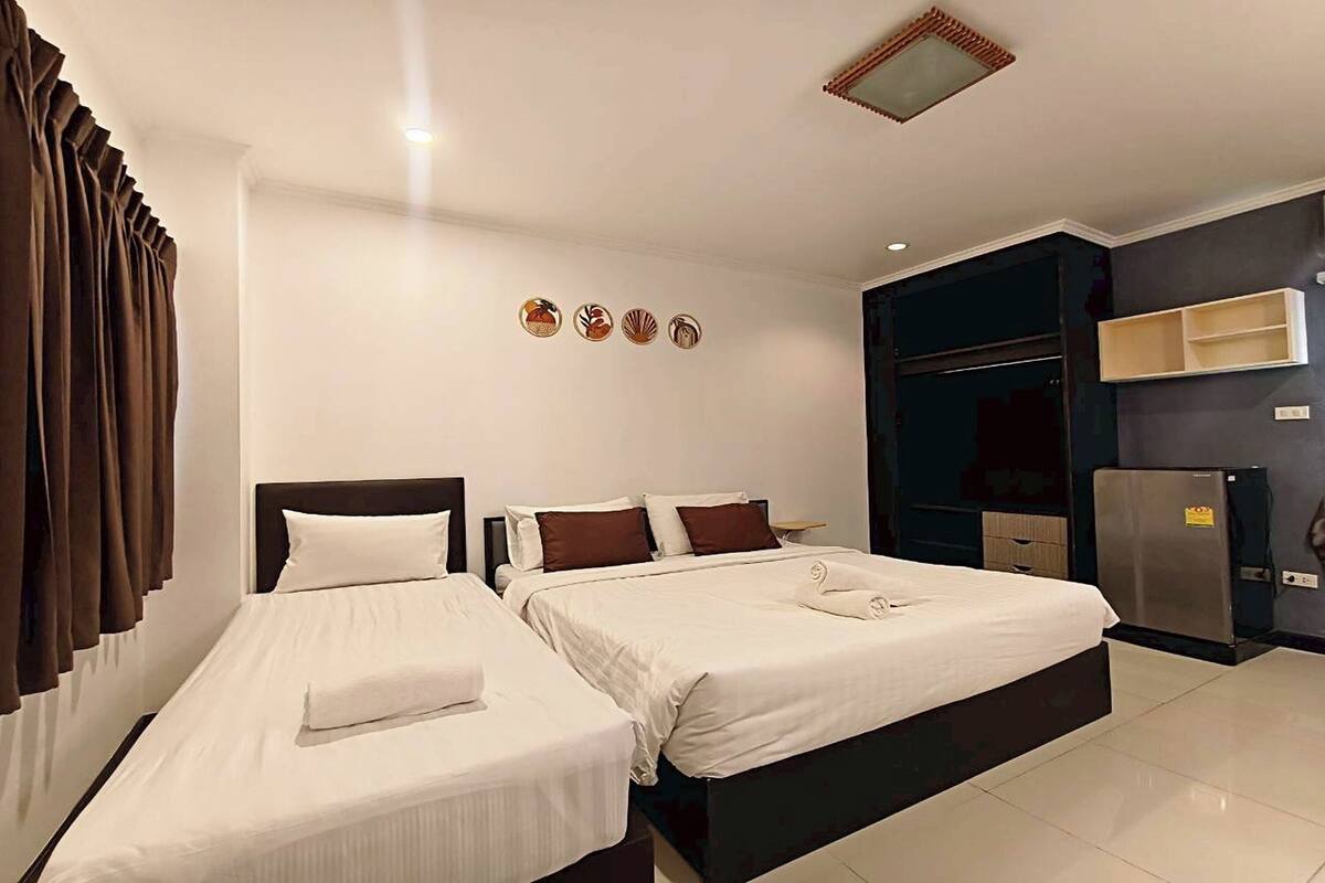 Triple Room | Desk, WiFi (free), bed sheets