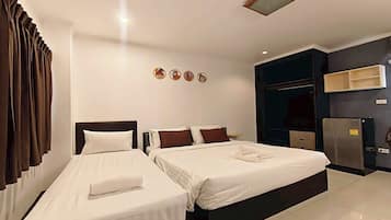 Triple Room | Desk, WiFi (free), bed sheets