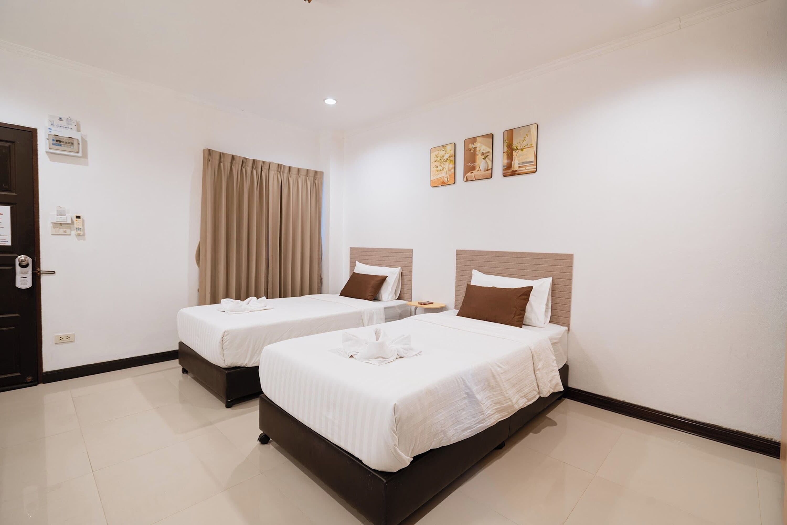 Deluxe Twin Room | Desk, free WiFi, bed sheets