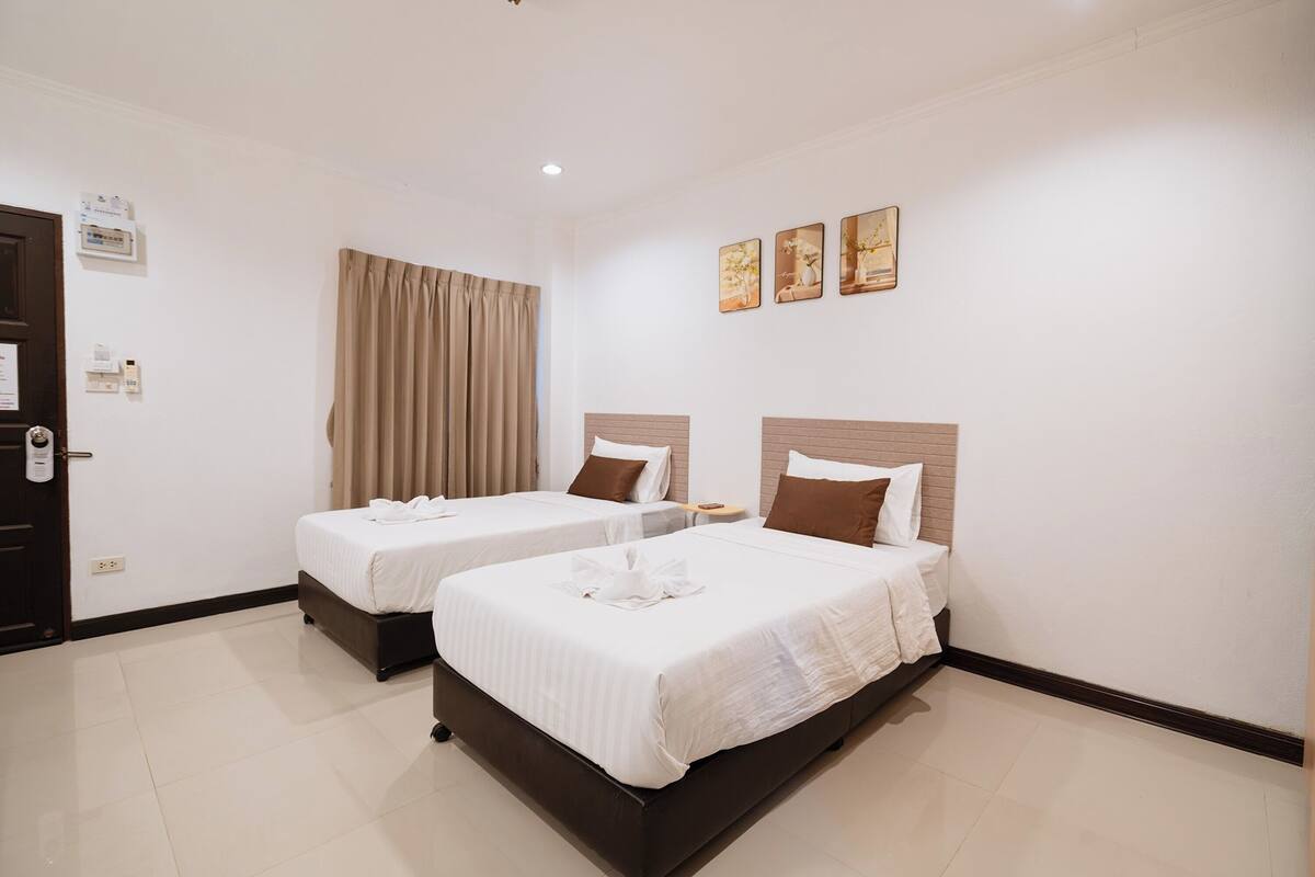 Deluxe Twin Room | Desk, WiFi (free), bed sheets