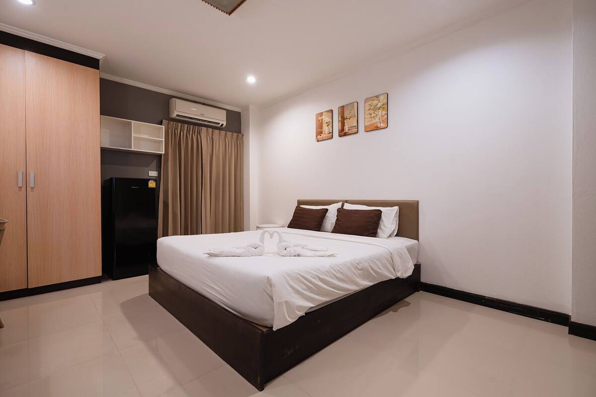 Deluxe Room, 1 King Bed | Desk, WiFi (free), bed sheets