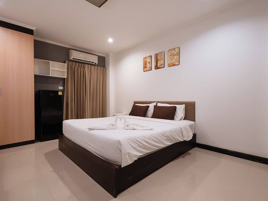 Habitación Deluxe, 1 cama de matrimonio grande | Escritorio, wifi gratis, ropa de cama