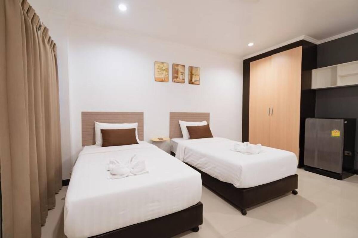 Desk, WiFi (free), bed sheets