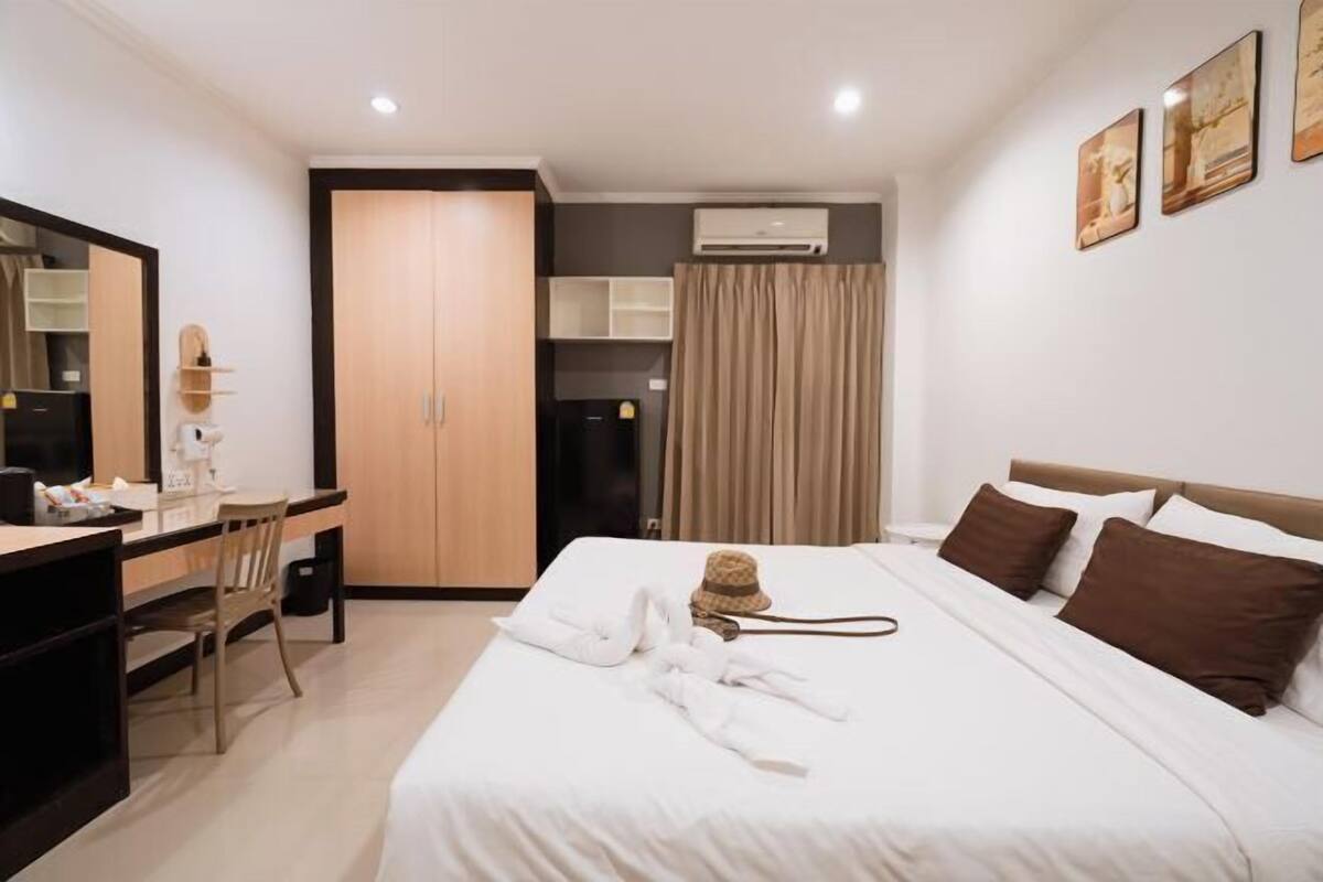 Desk, WiFi (free), bed sheets