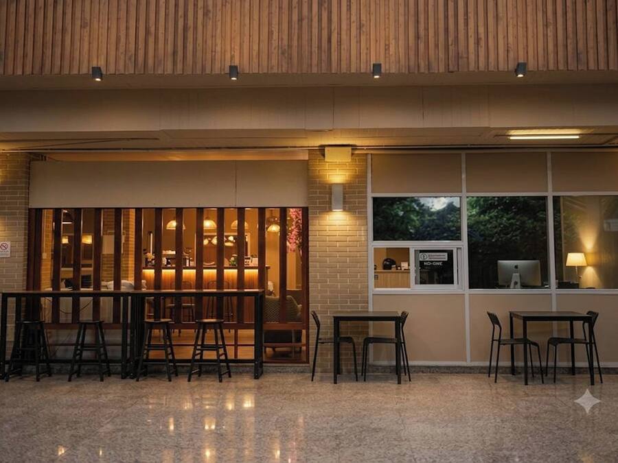 Un interior moderno con una zona de bar, asientos y vistas a través de un ventanal.
