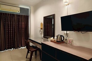 Triple Room | Desk, free WiFi, bed sheets - Jt Place Buriram (Buriram)