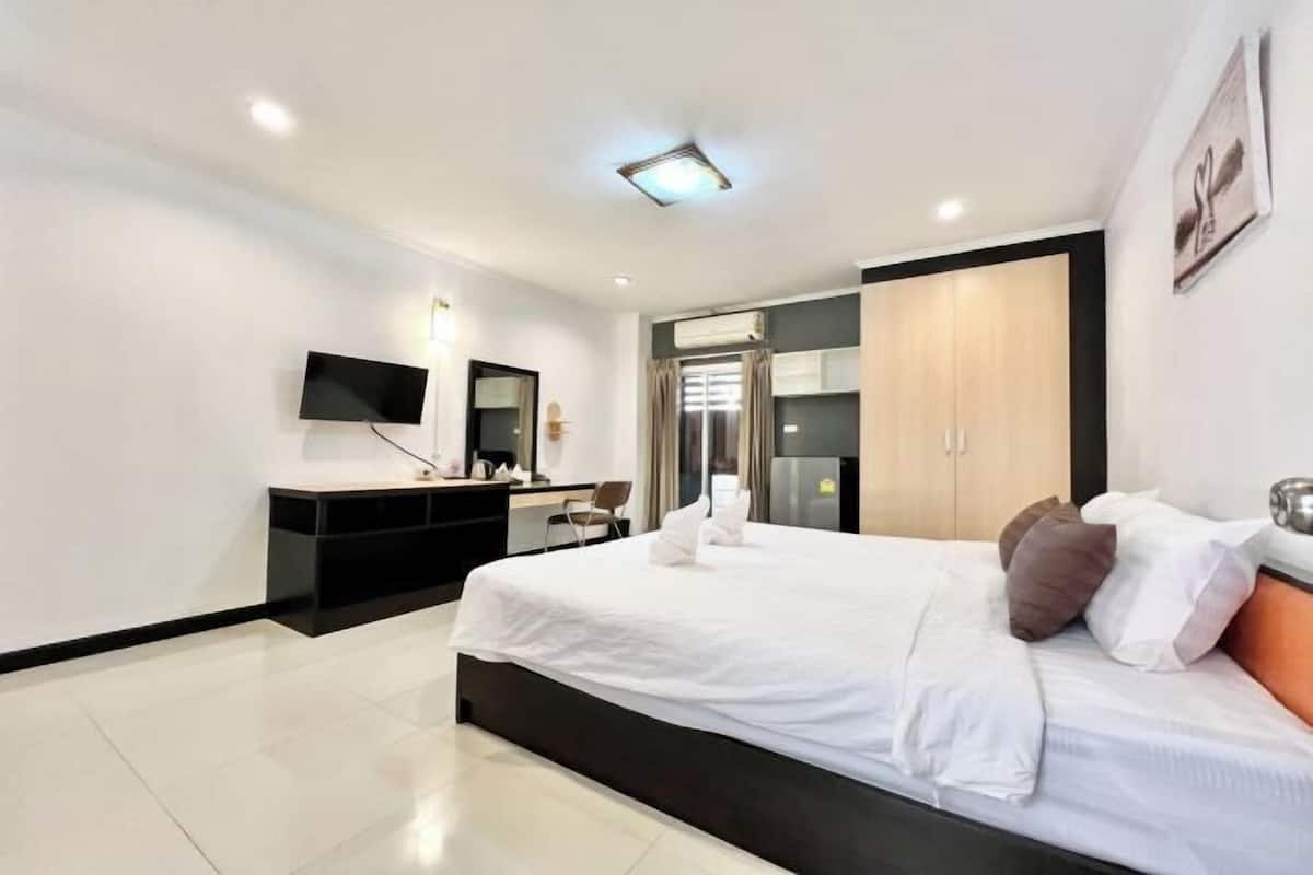 1 bedroom, desk, free WiFi, bed sheets