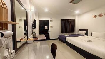 Triple Room | Desk, free WiFi, bed sheets