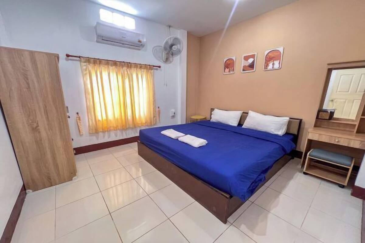 Bàn, truy cập Internet không dây miễn phí, bộ trải giường