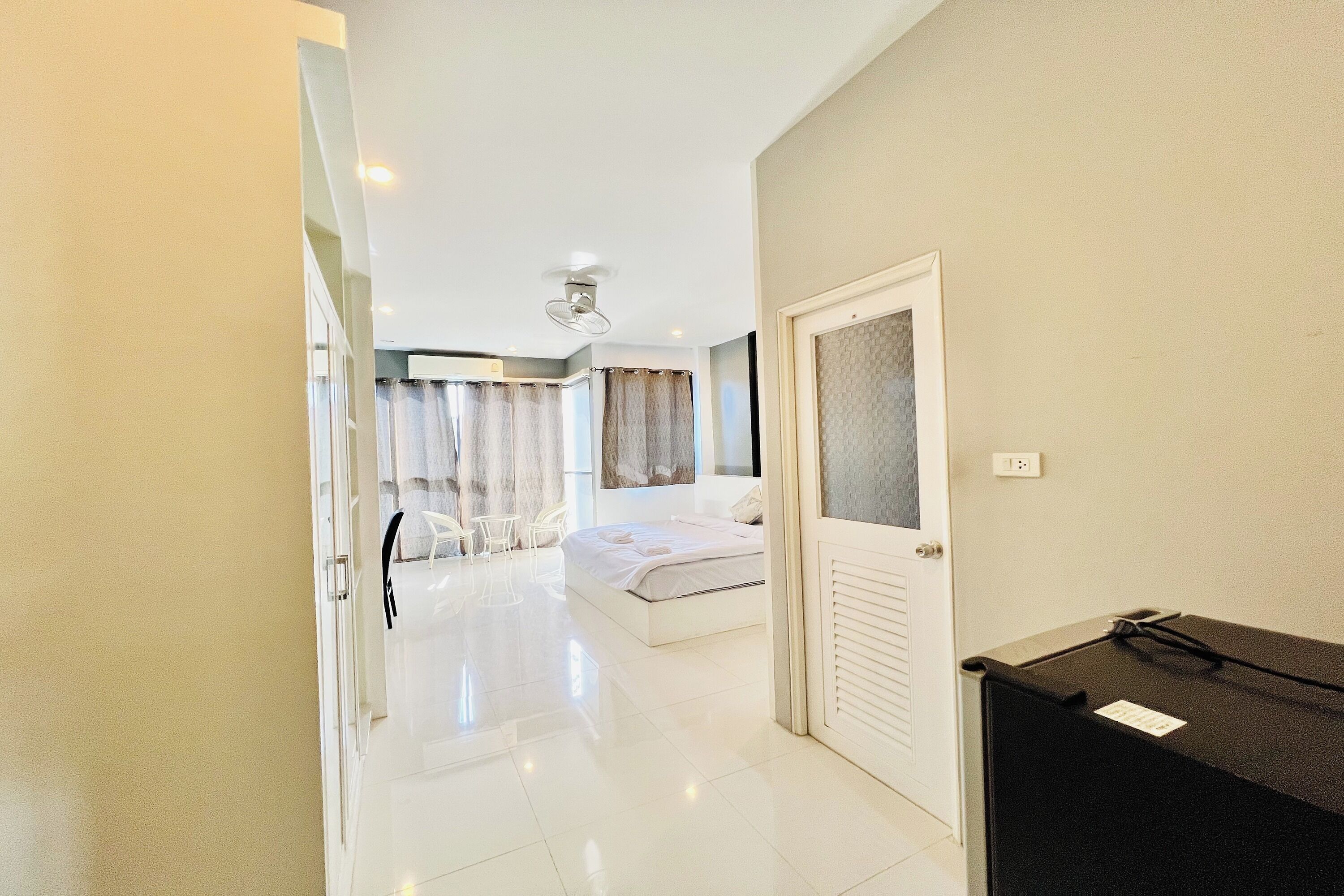Una habitación de hotel con una cama, un escritorio y una silla.
