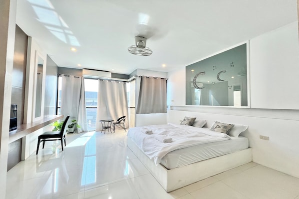 Desk, free WiFi, bed sheets - I View Park 2 (Udon Thani)