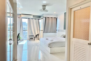 Desk, free WiFi, bed sheets - I View Park 2 (Udon Thani)