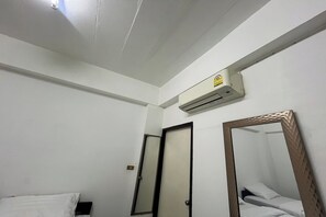 Habitació amb dos llits individuals estàndard | Escriptori, wifi gratuïta i roba de llit