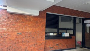 A brick wall with a window and a black counter. - Baan Rao Boutique Residence (Chiang Mai)