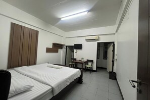 A hotel room with a bed, a desk, a chair, and an air conditioning unit. - Baan Rao Boutique Residence (Chiang Mai)