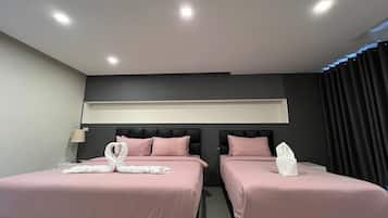 Habitación familiar | Minibar, escritorio, wifi gratis y ropa de cama