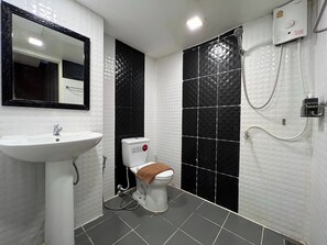 Shower, free toiletries, towels - Bansuay Phra Nang Klao Near MRT Phra Nang By Zuzu (Nonthaburi)