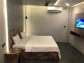 Standard Room, Balcony | Desk, iron/ironing board, free WiFi, bed sheets