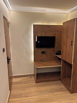 Quarto casal standard | Escrivaninha, ferros/tábuas de passar roupa, Wi-Fi de cortesia