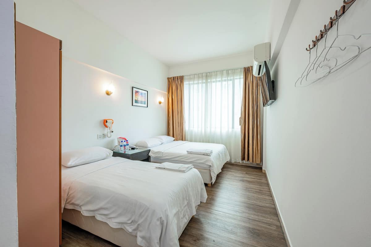 Deluxe Triple Room | Desk, free WiFi, bed sheets