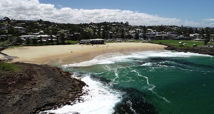 Peaceful two bedroom Kiama holiday house waking distance to town and beaches.