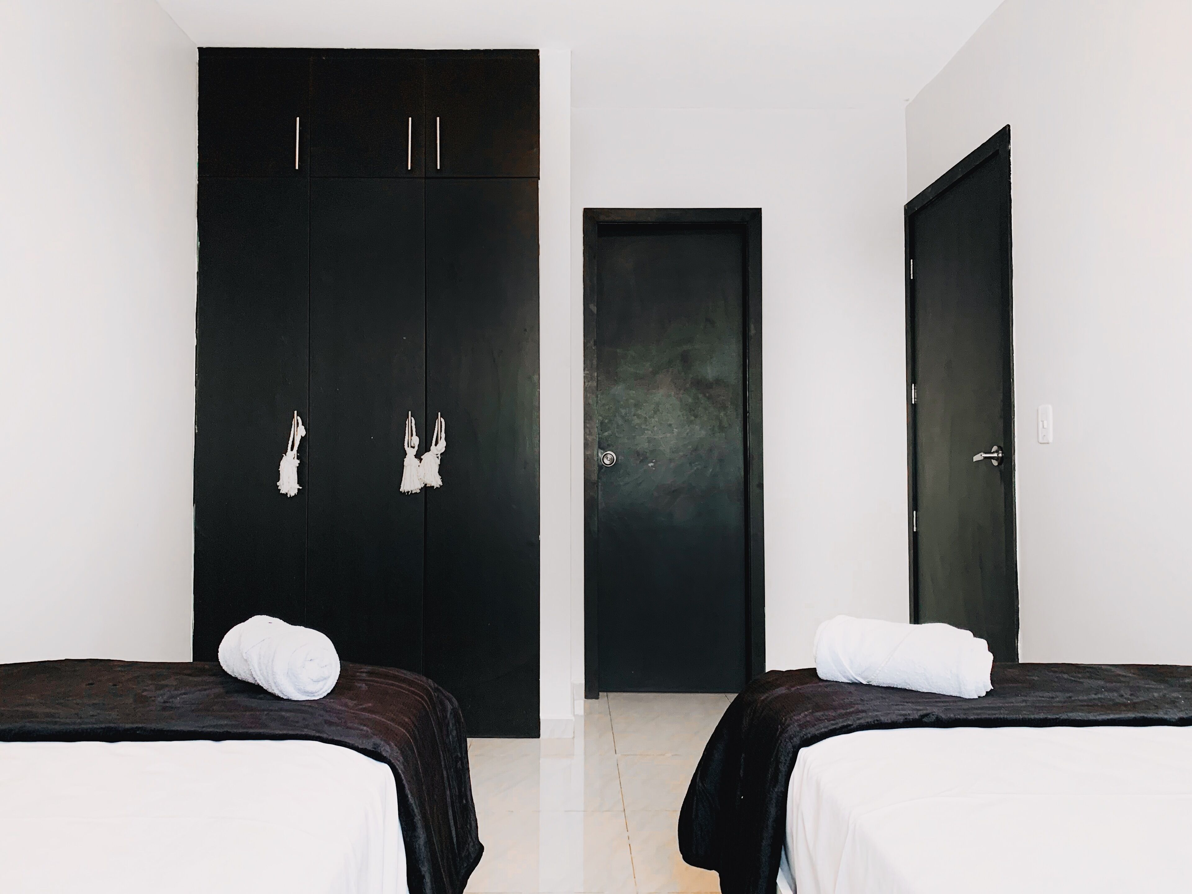 3 habitaciones, cortinas blackout y tabla de planchar con plancha 