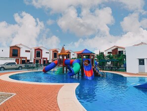 Outdoor pool - Casa con Piscina Privada para Familias (La Aurora)